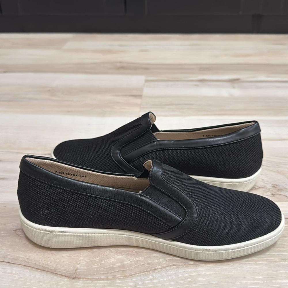 Trotters Alright Slip On Sneakers Black Narrow Comfort Walking Shoes 7.5 - Picture 6 of 9